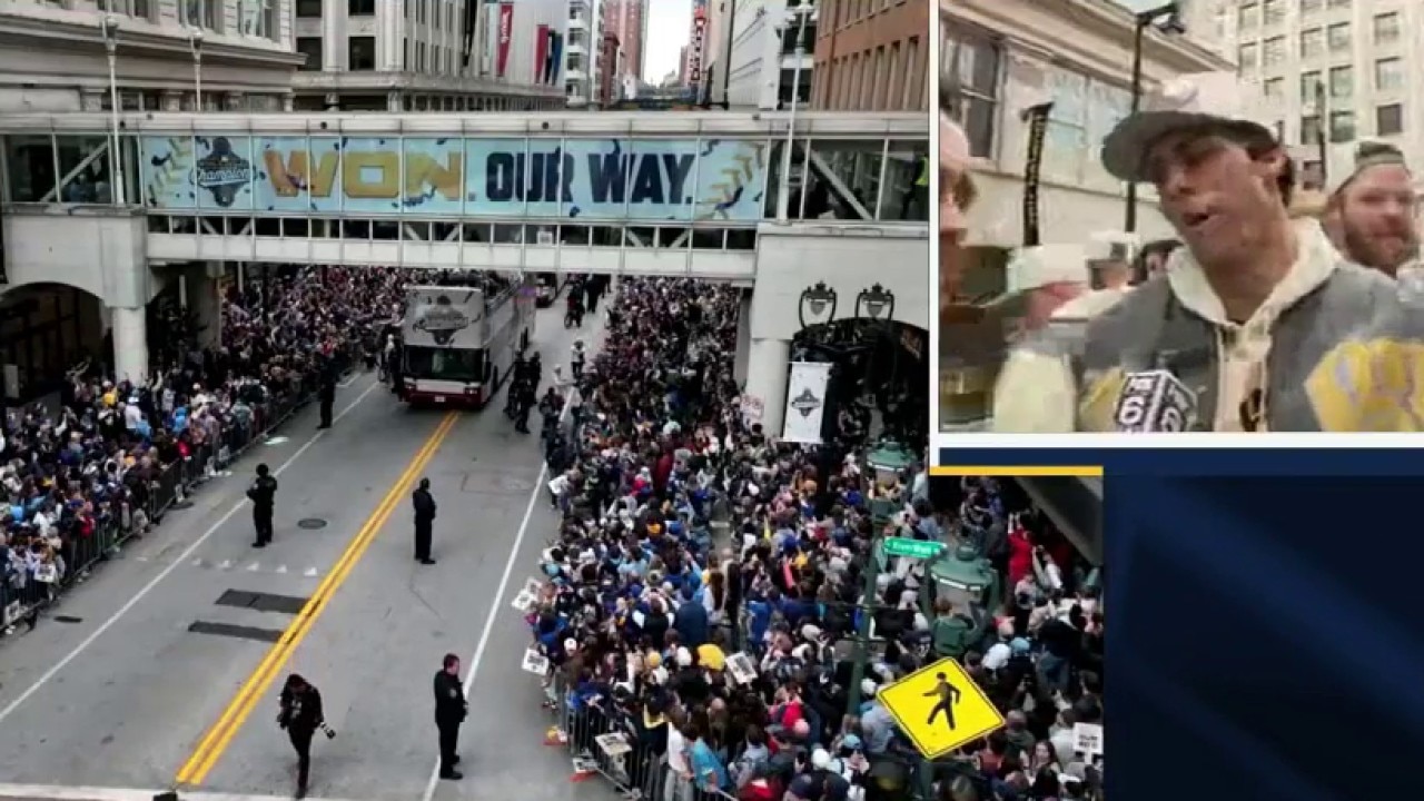 Brewer Christian Yelich reacts to crowd at championship parade — Delafield Community news